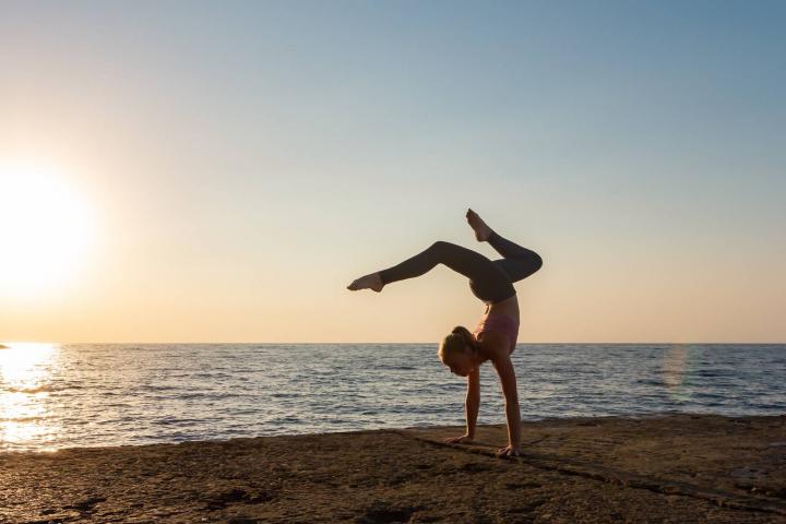 Practicando yoga en la playa