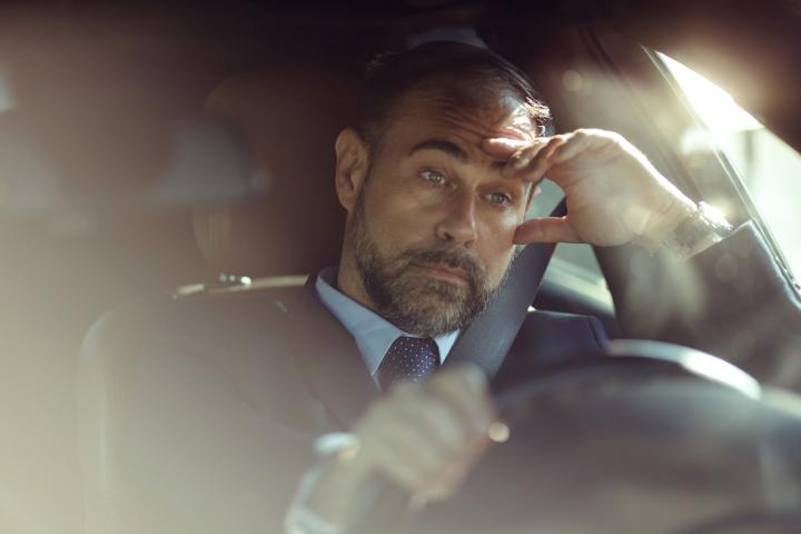 Primer plano de un hombre de negocios viajando al trabajo