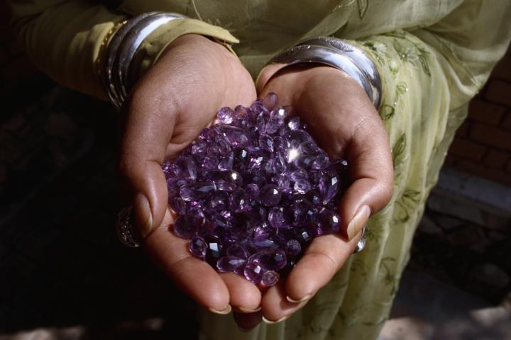 Una mujer india sostiene un puñado de amatistas. Las gemas forman parte del comercio entre Jaipur, India, y Katmandú, Nepal. | Ubicación: Entre Jaipur, India, y Katmandú, Nepal.