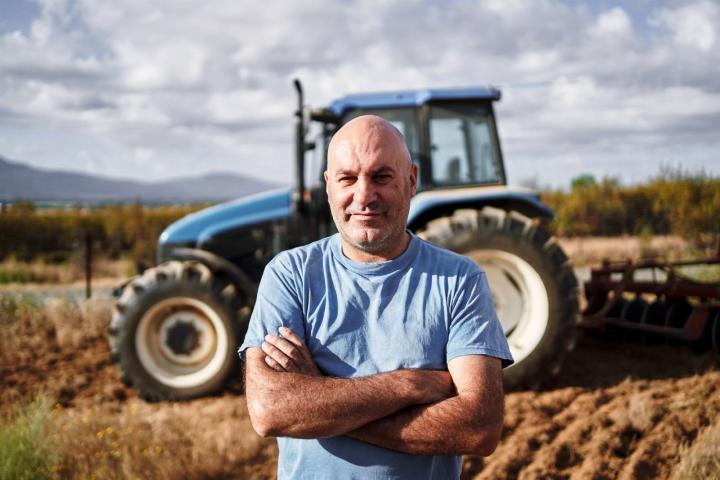 Agricultor con su tractor