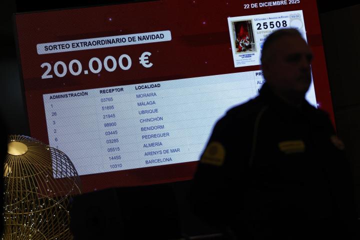 Detalle de un monitor instalado en el Teatro Real que muestra el segundo cuarto premio que ha recaído sobre el número 25.508 durante el Sorteo Extraordinario de Navidad celebrado este lunes.