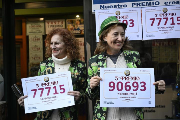 Dos empleadas de una administración de lotería de Oviedo celebran tras haber vendido décimos del 90693, el tercer premio, y del 77715, uno de los quintos premios del Sorteo Extraordinario de la Lotería de Navidad