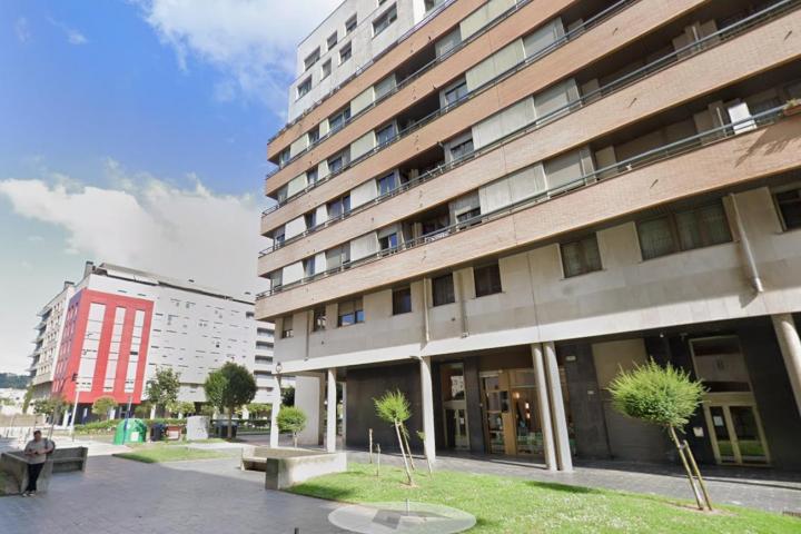 Fachada del complejo donde ha sido encontrado el cuerpo de la mujer, en Barakaldo (Vizcaya).