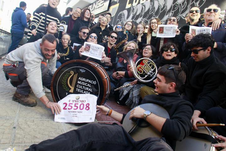 GRAFCVA1376. MORAIRA (ALICANTE), 22/12/2025.- La Agrupación Musical Cultural de Teulada (Alicante) ha sido agraciada con algo más de 21 millones de euros del sorteo extraordinario de Navidad al estar abonada al número 25.508, segundo cuarto premio de la lotería de este lunes, que ha sido vendido en la administración numero 1 de Moraira.