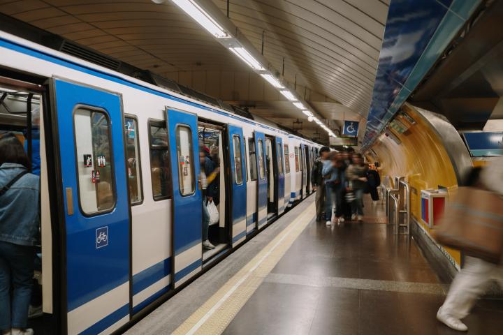 Imagen de un tren de la red de Metro de Madrid