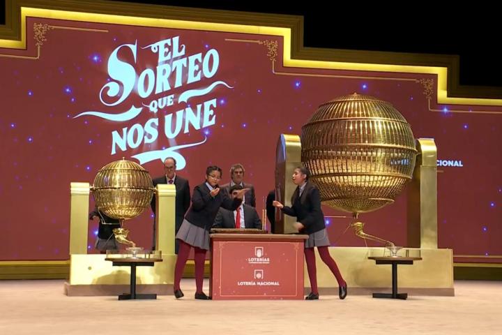 Las niñas de San Ildefonso cantando los premios.