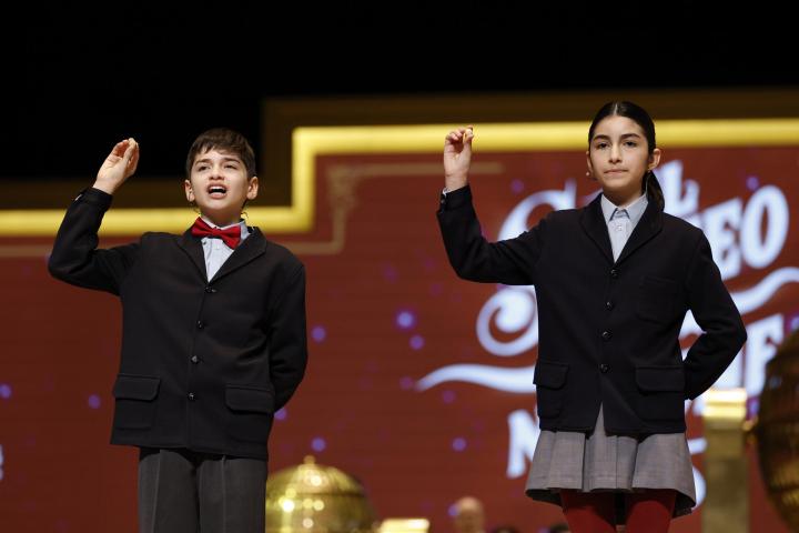 Los niños de la Residencia San Ildefonso Rosario Martínez y Matías Martínez cantan el segundo cuarto premio que ha recaído sobre el número 25.508 durante el Sorteo de Navidad 2025.