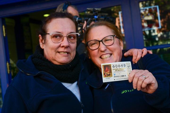 María y María del Mar, dos de las agraciadas con el quinto premio de la Lotería de Navidad, 60.649, en Roquetas de Mar (Almería).