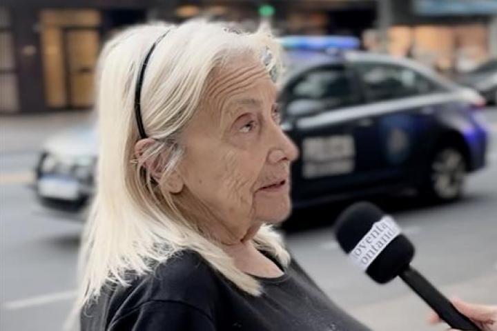 Marta, una mujer de 83 años, responde a una entrevista callejera en Buenos Aires durante un vídeo viral de TikTok.