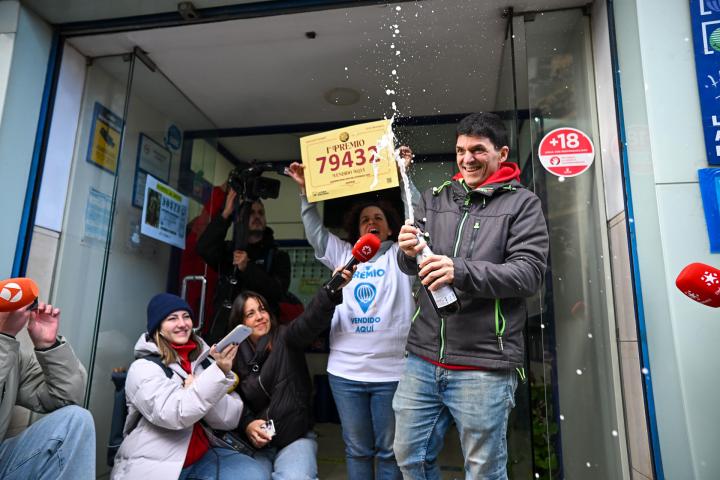 Trabajadores de la administración Nº 246 de Madrid celebran haber vendido 16 series del 79.432