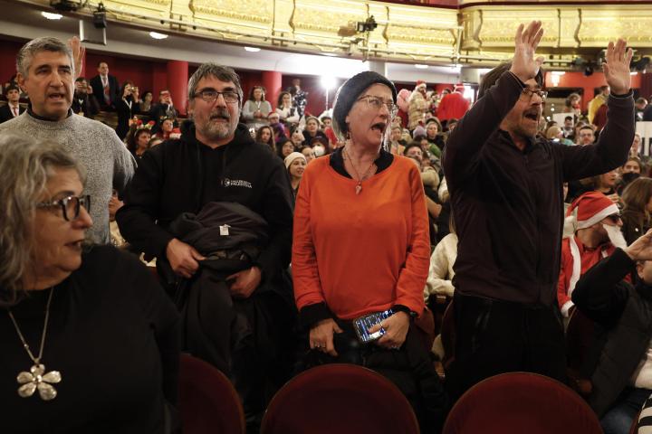 Un grupo de manifestantes interrumpe con gritos en favor de Palestina durante el Sorteo Extraordinario de Navidad celebrado este lunes en el Teatro Real de Madrid