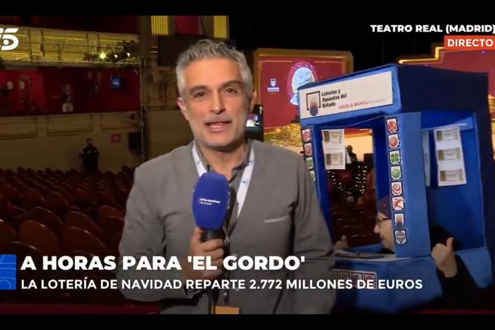 Un reportero de 'Informativos Telecinco' informa del Sorteo de Lotería de Navidad