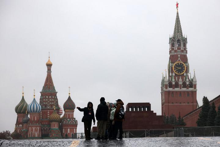 Unos turistas visitan la Plaza Roja de Moscú, el 11 de diciembre de 2025.