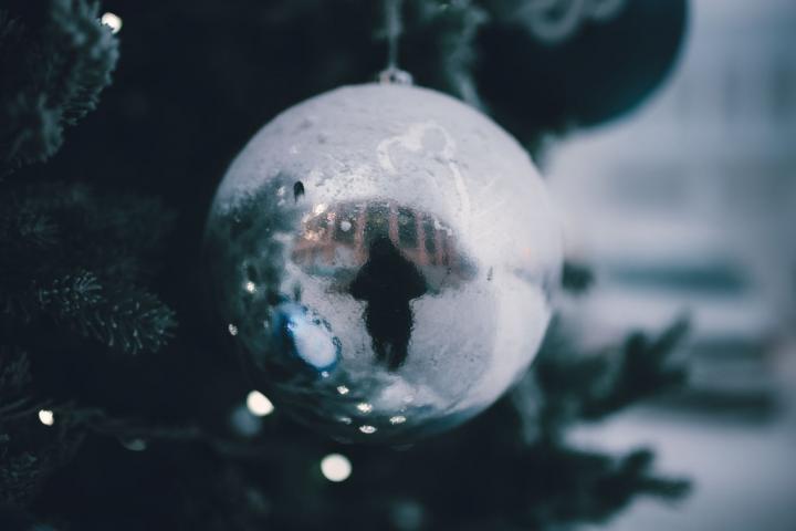 Una imagen de un árbol con decoración navideña en Yakutsk, con temperaturas más allá de los 50 grados bajo cero