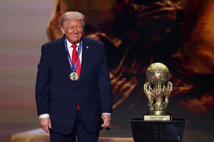 Donald Trump, con su medalla y el Premio de la Paz de la FIFA
