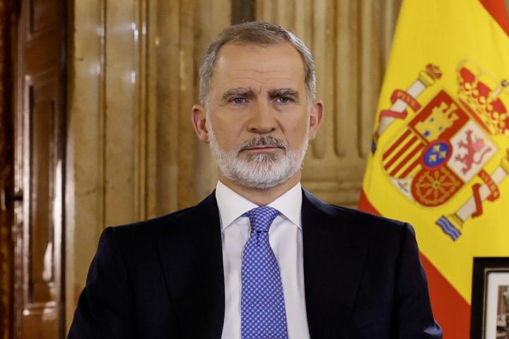 El rey Felipe VI en su mensaje de Navidad 2024 en el Salón de Columnas del Palacio Real