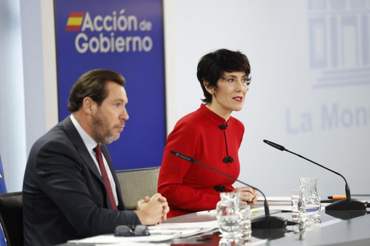 La ministra de Inclusión, Seguridad Social y Migraciones y nueva portavoz del Gobierno, Elma Saiz, y el ministro de Transportes, Óscar Puente