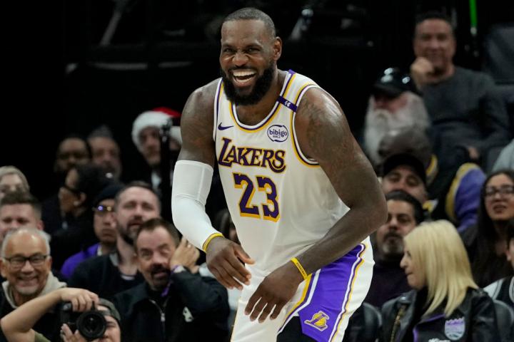 LeBron James se parte de risa en un partido con los Lakers