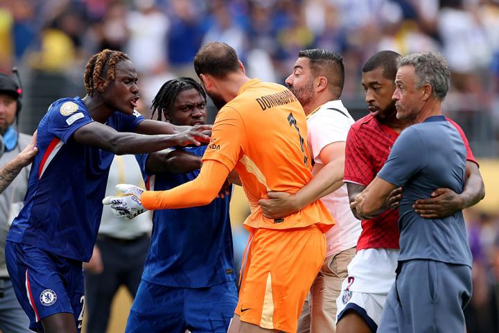 Luis Enrique, en el tumulto generado tras la final del Mundial de Clubes