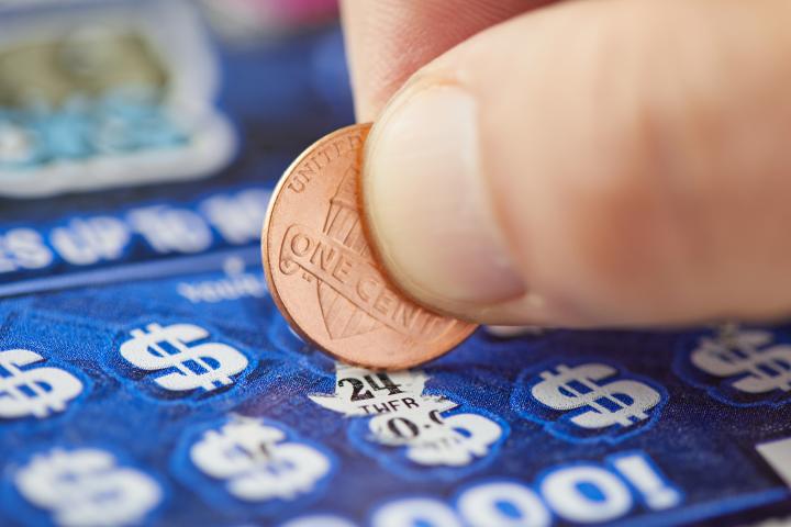 Un hombre rasca un boleto