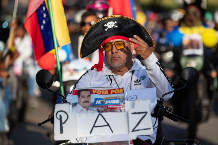 Una persona disfrazada de pirata y sobre una motocicleta, durante una caravana de apoyo a Nicolás Maduro y de condena a Donald Trump, el 22 de diciembre de 2025, en Caracas.