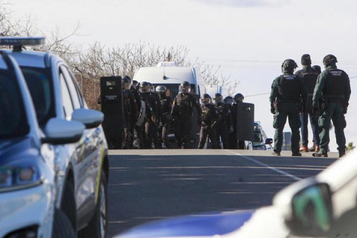Varios efectivos de la Guardia Civil durante el atrinchamiento de los dos supuestos homicidas