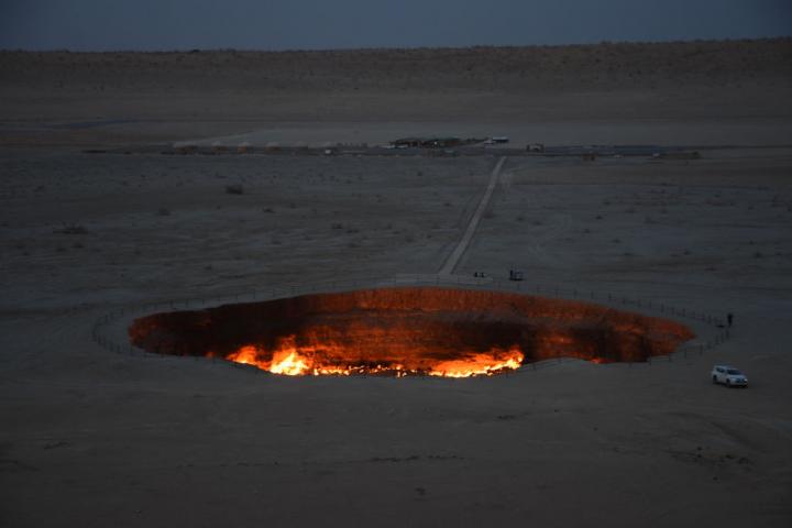 Vista general de la Puerta del Infierno en el desierto de Karakum, en Turquía.