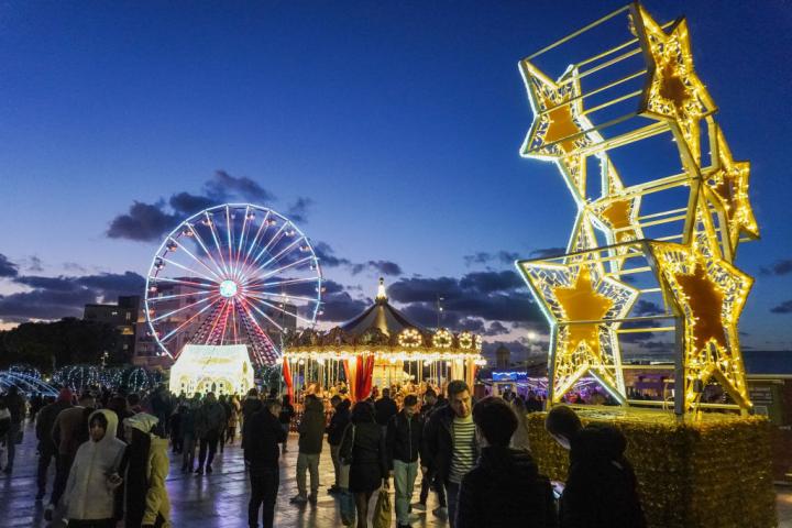 Adornos navideños en las calles de La Valeta, Malta, el 22 de diciembre de 2024.
