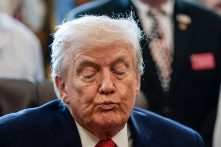 El presidente de EEUU, Donald Trump, firma una orden ejecutiva que recomienda flexibilizar las regulaciones sobre la marihuana, en el Despacho Oval, el 18 de diciembre de 2025.