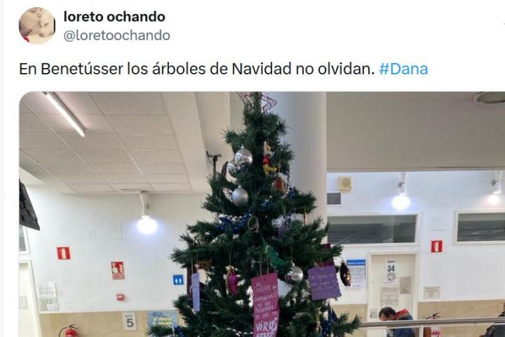 El tuit de  @loretoochando con el árbol de Navidad visto en un centro de salud de Benetússer.