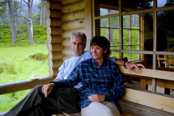 Ghislaine Maxwell y Jeffrey Epstein, en una imagen publicada por el Departamento de Justicia en Washington, el 19 de diciembre de 2025.