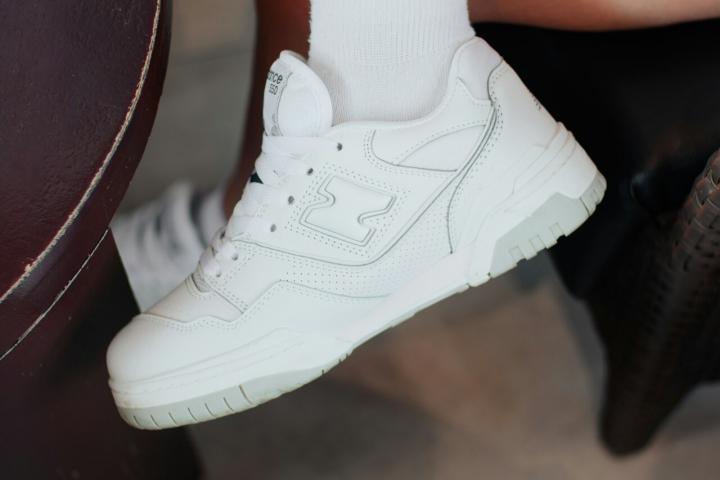 Las zapatillas blancas siguen siendo tendencia.