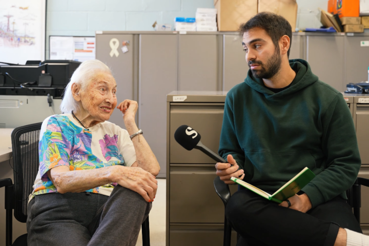 Mujer de 105 años junto al creador de contenido canadiense, William Rossy.