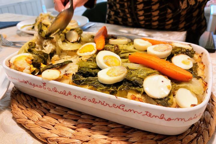 Plato tradicional portugués de Navidad, la Roupa Velha, que se elabora con las sobras del bacalao cocinado en la cena de Navidad.