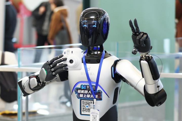 Un robot haciendo una foto y posando a la vez. Una imagen que demuestra que todavía les queda mucho camino por recorrer.