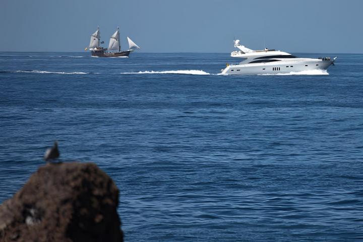 Un yate a motor privado y un velero en la costa de Playa de la Arena, en Tenerife