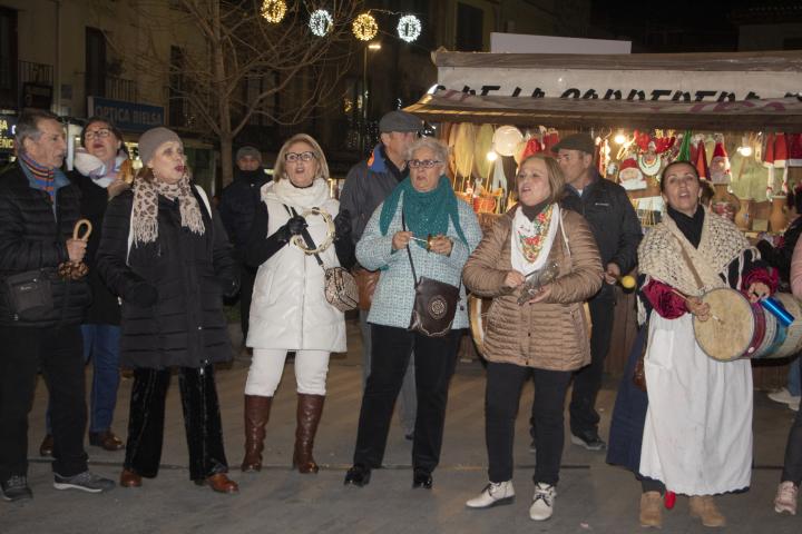 Varias mujeres cantan villancicos.