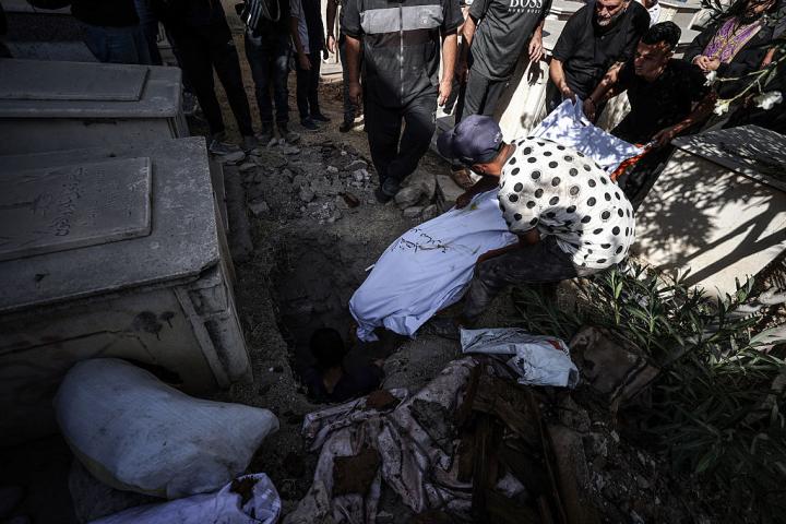 Víctimas del ataque israelí contra la Iglesia Católica de la Sagrada Familia, donde murieron tres civiles y varios más resultaron heridos, incluido el padre Gabriel Romanelli, el 17 de julio de 2025.