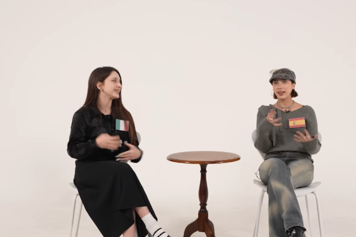 Una mujer española junto a una italiana conversando.