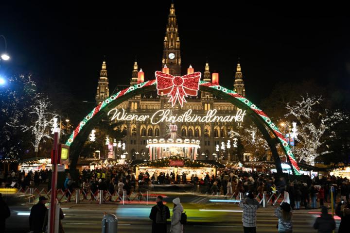 Vista del mercado navideño frente al ayuntamiento de Viena, el 26 de diciembre de 2023.