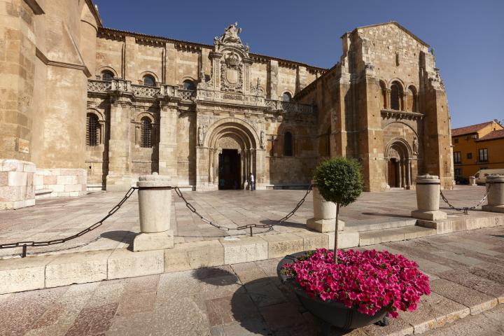 alt="alt="Basilica de San Isidoro in Leon""