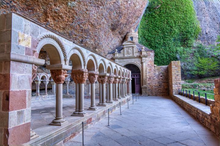 alt="alt="El claustro románico del monasterio de San Juan de la Peña en Huesca. España.""