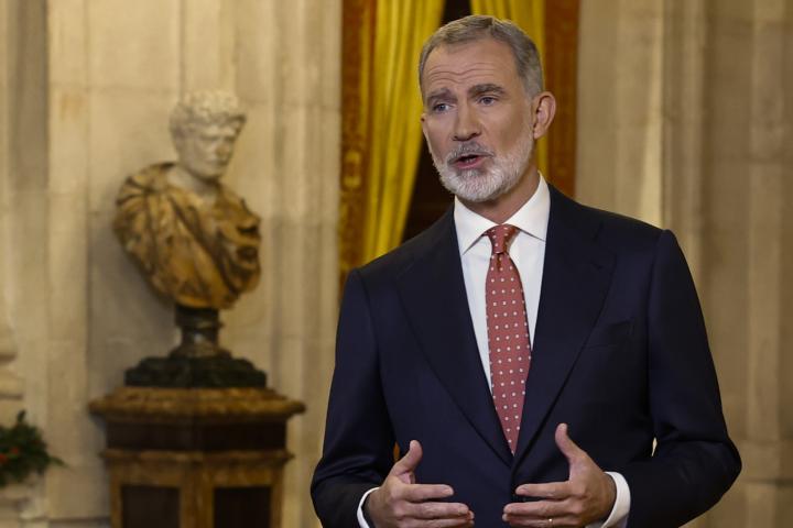 El rey Felipe VI, en su primer discurso de Navidad pronunciado en pie, en diciembre de 2025.