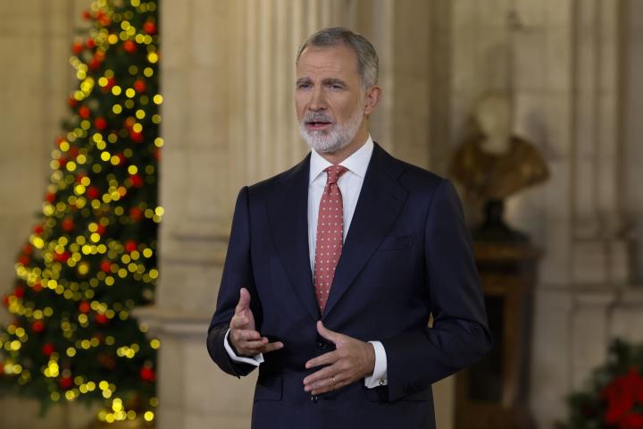 El rey Felipe VI ha pronunciado de pie, por primera vez, su tradicional discurso de Navidad.
