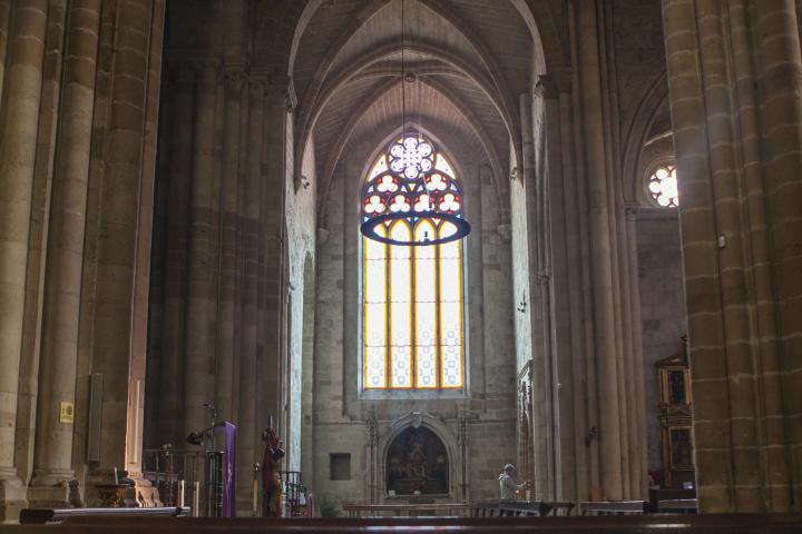 alt="alt="Estella, España - 30 de marzo de 2024: Iglesia de San Miguel. Estella-Lizarra, Navarra, norte de España.""