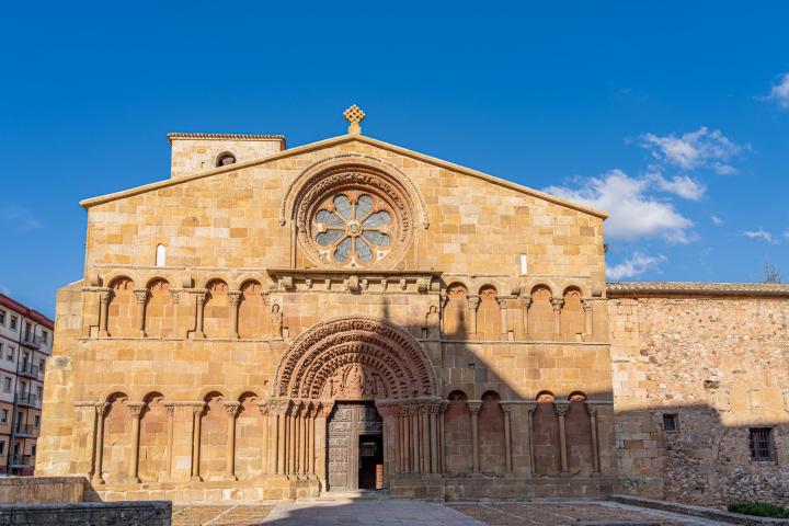 alt="alt="Fachada principal de la iglesia de Santo Domingo en Soria, España.""