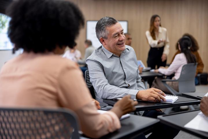 Imagen de un estudiante mayor en un aula.