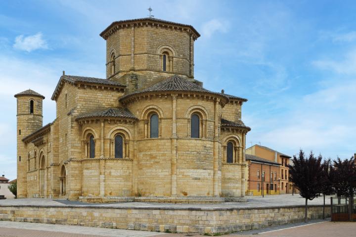 alt="alt="La Iglesia románica de San Martín en Frómista (provincia de Palencia, Castilla y León, España). Esta histórica iglesia del siglo XI es una parada notable en el Camino de Santiago.""