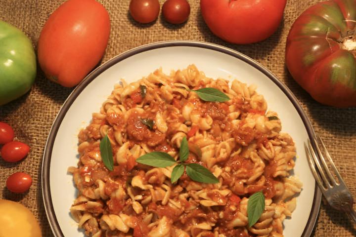 Pasta rotini con cremosa salsa boloñesa hecha con tomate y carne