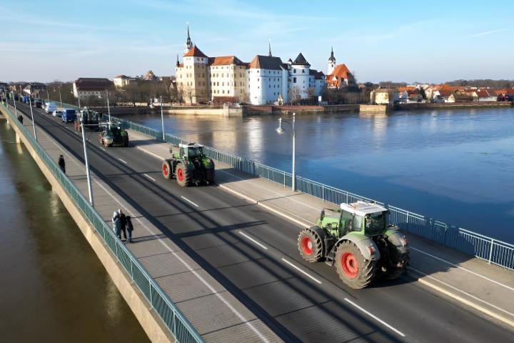 Agricultores cruzando el puente del Elba con tractores, en Suiza